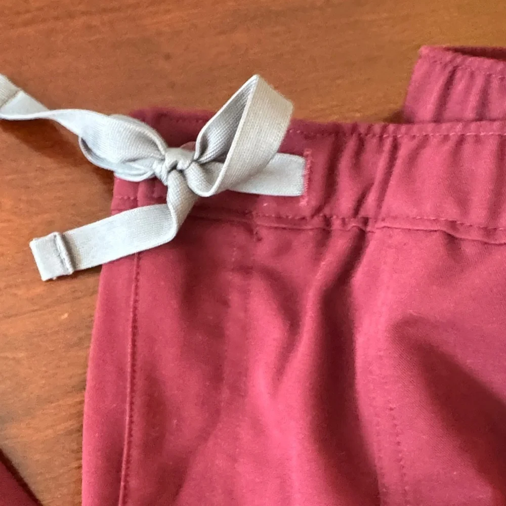 Figs NWT Men’s Cairo Cargo Workwear Maroon Scrub Pants
